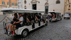 Major city eyes crackdown on golf cart tours as furious locals push back Gold Coast Optometrists
