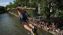 Popular city bans public alcohol amid heat wave as people take risks to cool down Gold Coast Optometrists